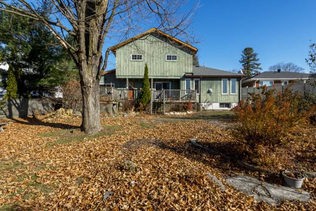 Back of house: Deck across the back of the house